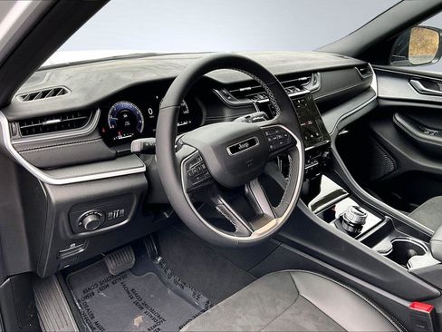 New 2025 Jeep Grand Cherokee Altitude image 7