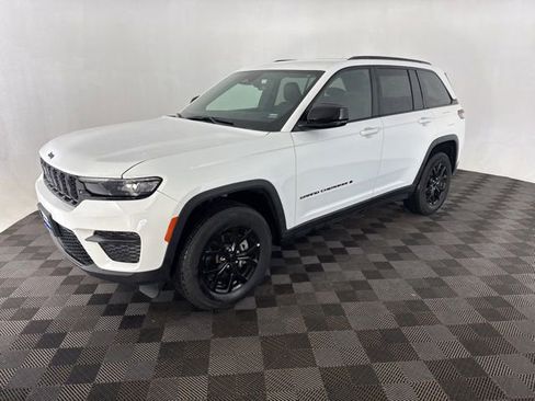 Used 2025 Jeep Grand Cherokee Altitude AWD/4WD image 4