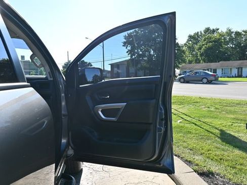 Used 2024 Nissan Titan SV AWD/4WD image 18