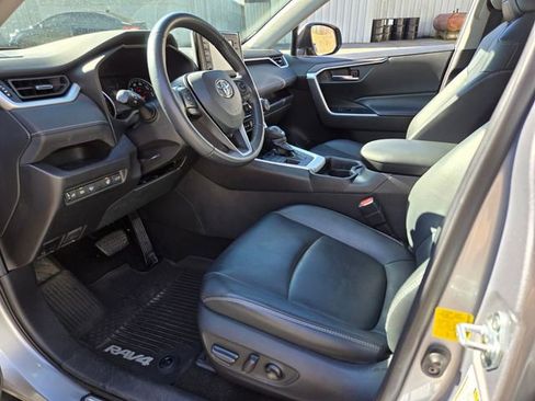 Used 2021 Toyota RAV4 XLE Premium image 9