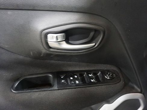 Used 2021 Jeep Renegade Latitude image 4