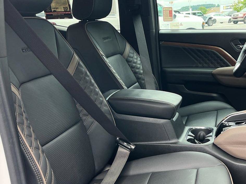 Used 2025 GMC Canyon Denali AWD/4WD image 9