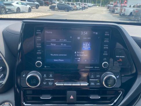 Used 2022 Toyota Highlander XSE AWD/4WD image 25