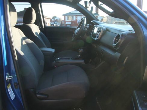 Used 2017 Toyota Tacoma TRD Off-Road w/ Tow Package (A/T) image 10