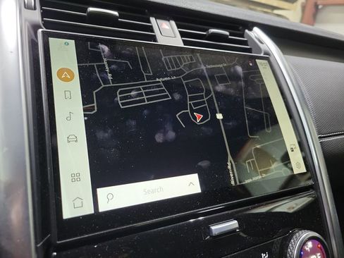 Certified 2024 Land Rover Discovery Dynamic SE image 36