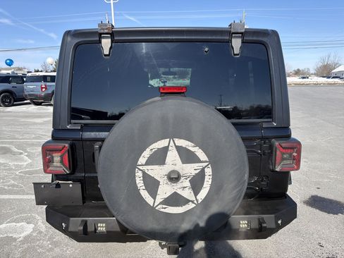 Used 2018 Jeep Wrangler Unlimited Sahara image 4