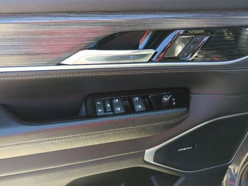Certified 2023 Jeep Wagoneer Series III w/ Preferred Equipment Group AWD/4WD image 17