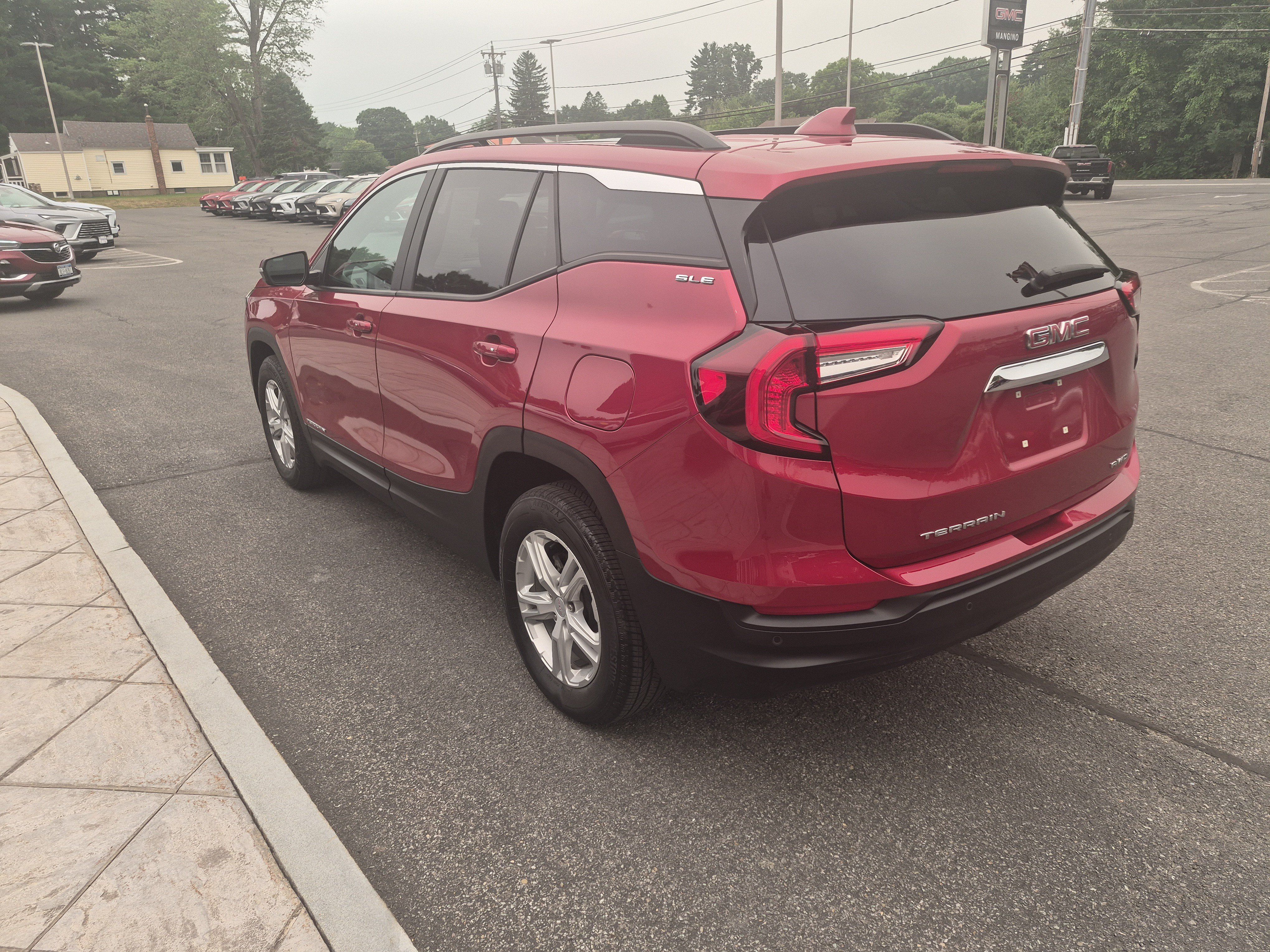 Used 2023 GMC Terrain SLE w/ Driver Convenience Package AWD/4WD image 5