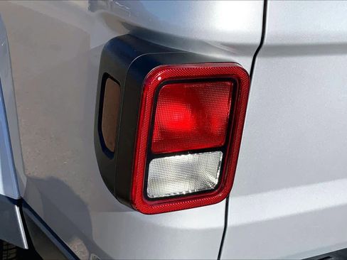 Used 2023 Jeep Gladiator Overland image 28