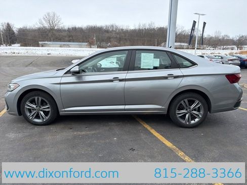 Used 2024 Volkswagen Jetta SE image 4