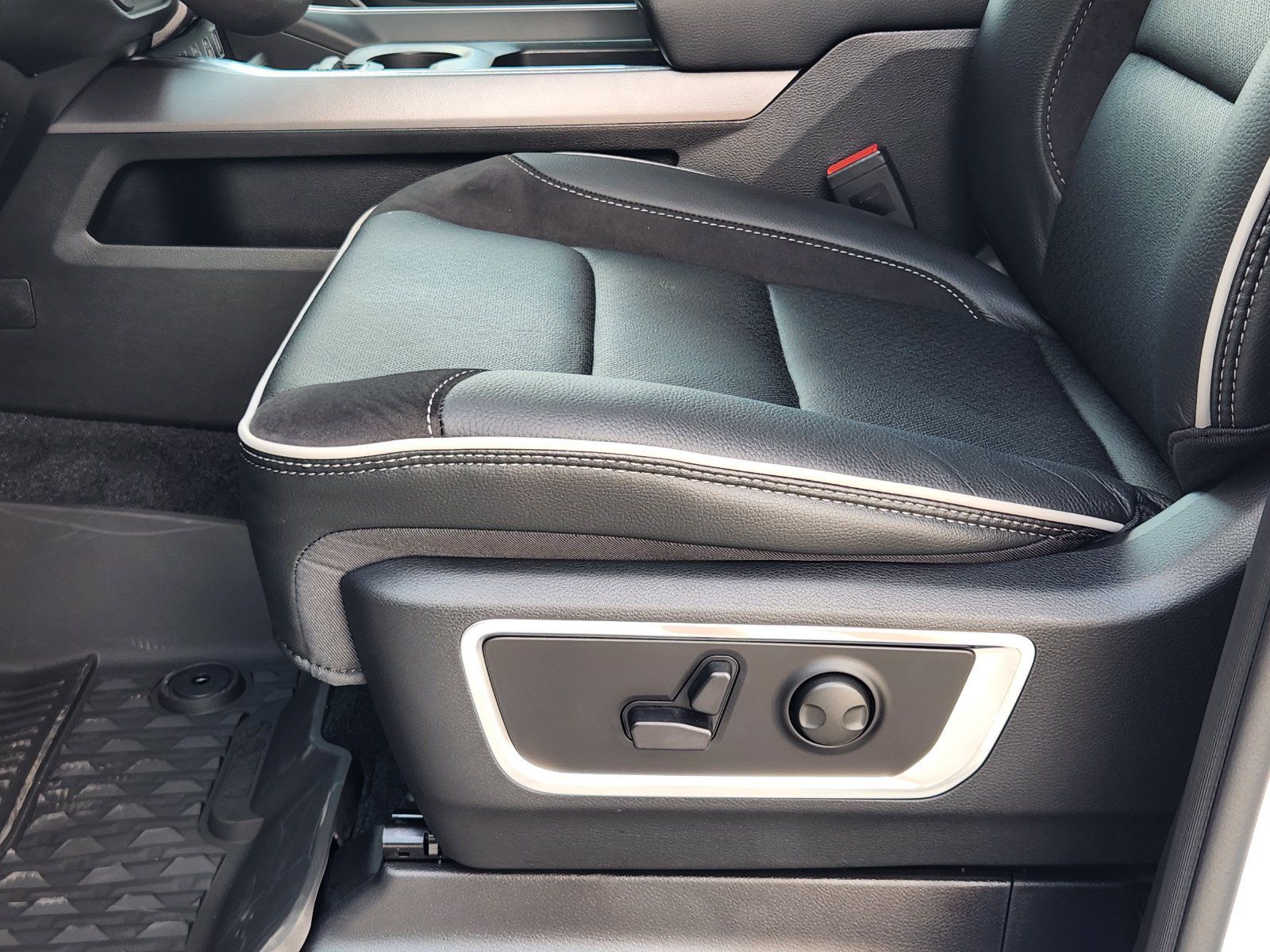 New 2026 RAM 1500 Laramie AWD/4WD image 22