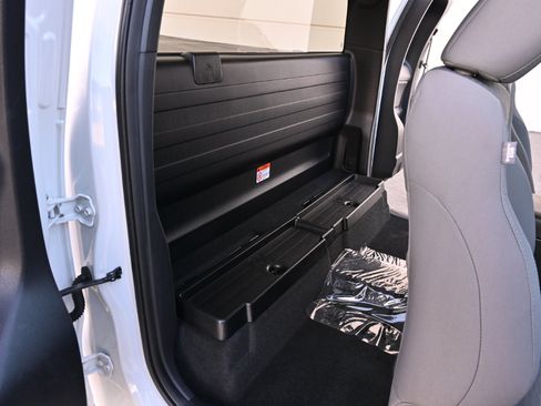Used 2017 Toyota Tacoma SR AWD/4WD image 14