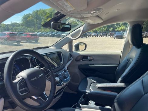 Used 2023 Chrysler Pacifica Touring-L FWD image 18