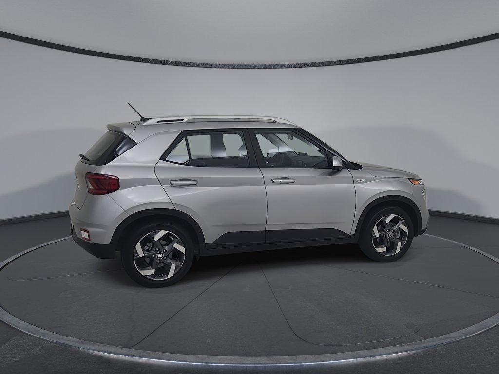 Used 2025 Hyundai Venue SEL FWD image 17