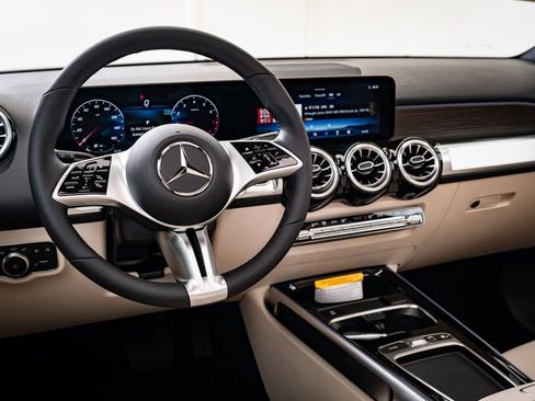 Used 2025 Mercedes-Benz GLB 250 4MATIC image 4