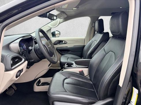 Used 2024 Chrysler Pacifica Select image 23
