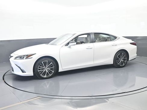 Used 2025 Lexus ES 350 w/ Premium Package FWD image 2