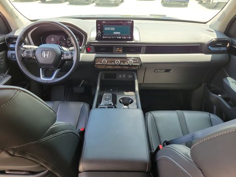 Used 2025 Honda Pilot Touring image 17