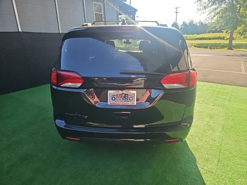 Used 2018 Chrysler Pacifica Touring-L w/ Premium Audio Group FWD image 5