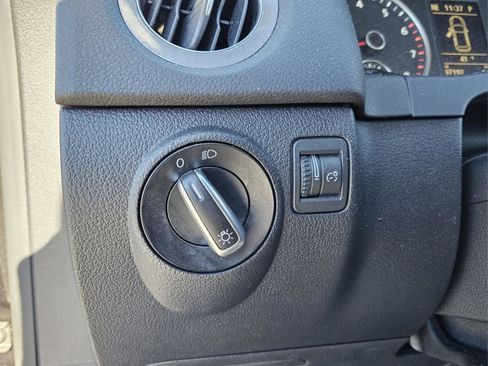 Used 2014 Volkswagen Tiguan S image 22