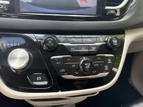 Used 2024 Chrysler Pacifica Touring-L FWD image 23