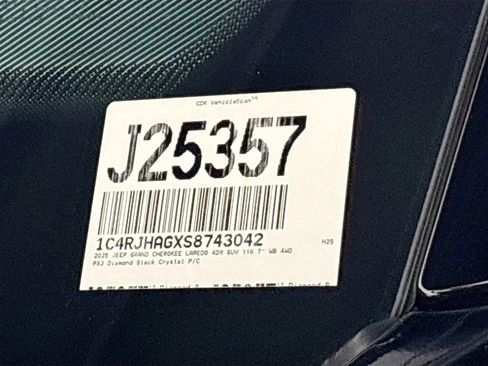 New 2025 Jeep Grand Cherokee Laredo w/ MOPAR Finishing Package AWD/4WD image 24