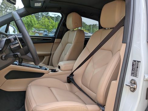 Certified 2025 Porsche Macan AWD/4WD image 5
