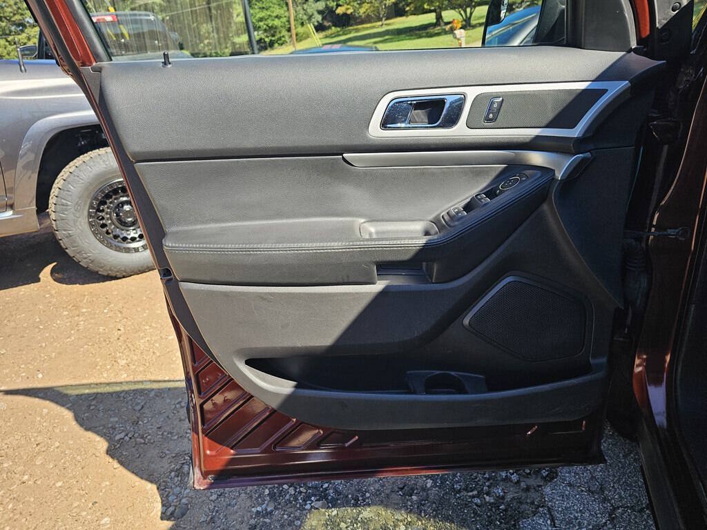 Used 2015 Ford Explorer XLT w/ Equipment Group 202A FWD image 12