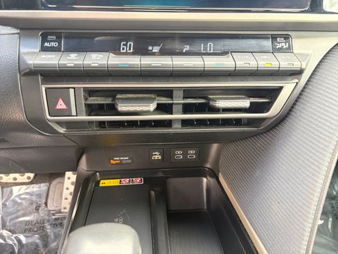 Used 2025 Toyota Camry SE FWD image 18