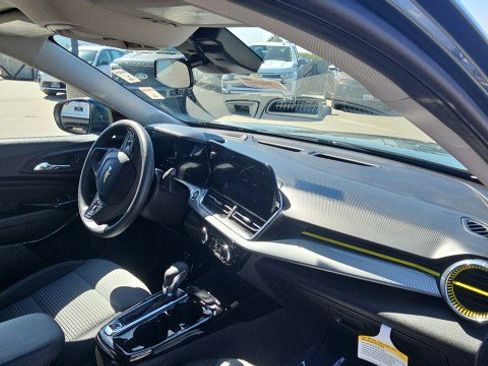 Used 2025 Chevrolet Trax LT w/ Sunroof Package FWD image 29