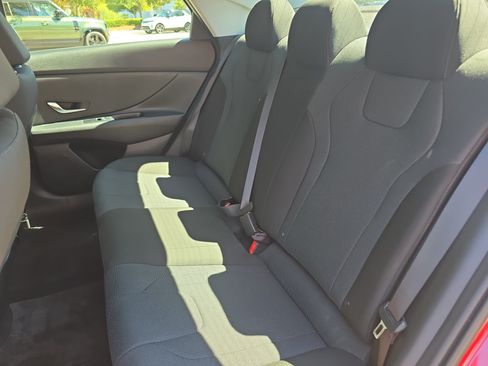 Used 2023 Hyundai Elantra SE FWD image 13