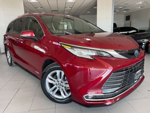 Used 2021 Toyota Sienna Limited image 1