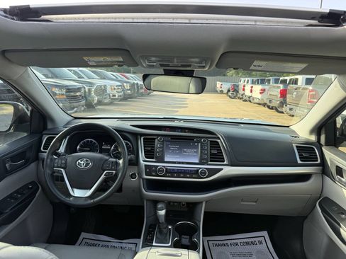 Used 2019 Toyota Highlander XLE FWD image 20