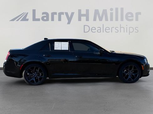 Used 2023 Chrysler 300 Touring w/ Sport Appearance Package image 7