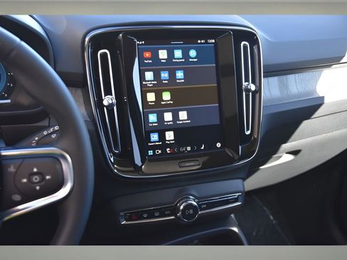 Certified 2025 Volvo XC40 B5 Plus w/ Protection Package Premier image 18