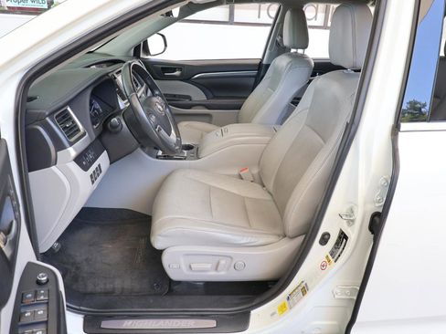 Used 2018 Toyota Highlander Limited Platinum FWD image 13