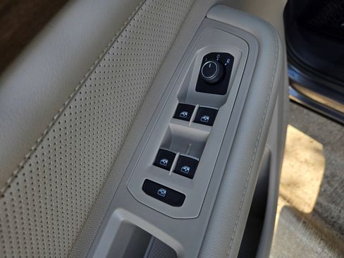 Used 2024 Volkswagen Atlas SE FWD image 32