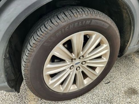 Used 2022 Ford Explorer Limited w/ Limited Technology Package RWD image 10