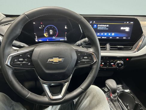 Used 2025 Chevrolet Trax LT w/ LT Convenience Package image 15