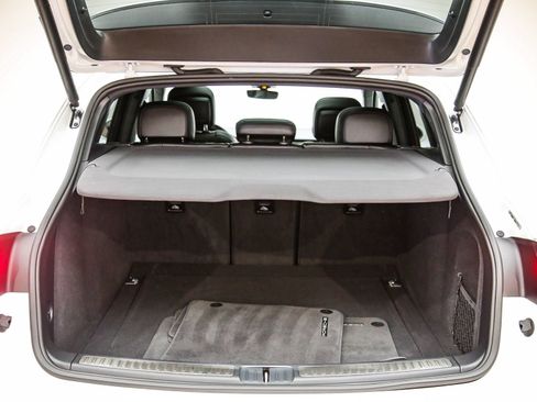 Certified 2024 Porsche Macan AWD/4WD image 31