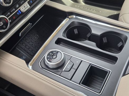 Used 2024 Ford Expedition XLT RWD image 18