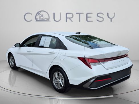Used 2025 Hyundai Elantra SE FWD image 3