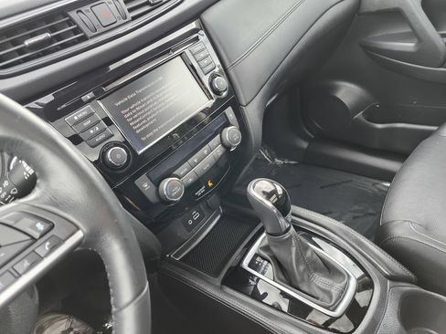Used 2018 Nissan Rogue SL w/ Premium Package FWD image 32