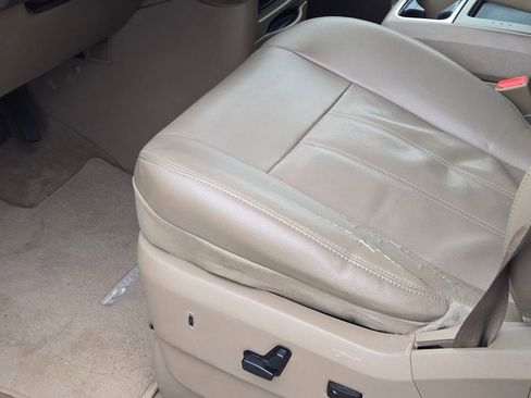 Used 2014 Chrysler Town & Country Touring image 31