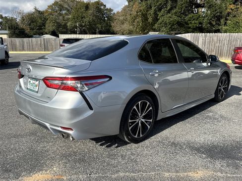 Used 2018 Toyota Camry SE image 5