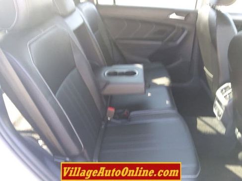 Used 2022 Volkswagen Tiguan SE AWD/4WD image 38