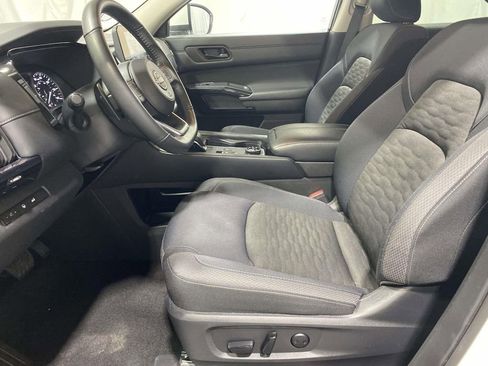 Used 2025 Nissan Pathfinder SV AWD/4WD image 17