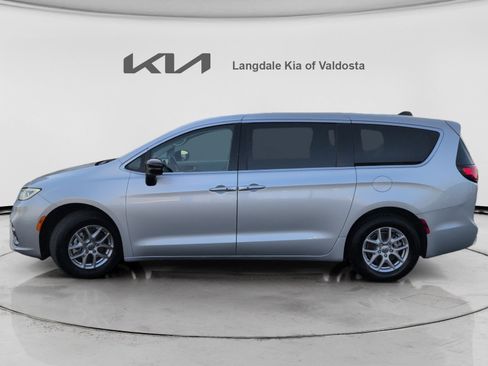 Used 2024 Chrysler Pacifica Touring-L FWD image 10