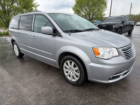 Used 2014 Chrysler Town & Country Touring image 2