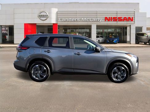 Used 2024 Nissan Rogue SV image 2